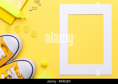Accessoires pour l'école avec cadre blanc sur fond jaune Banque D'Images