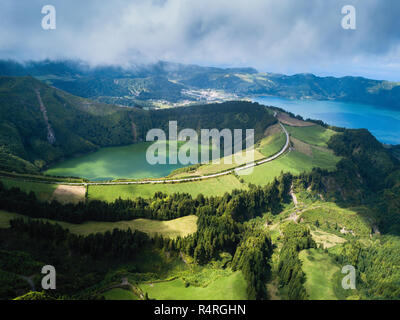 Vue aérienne de Boca do Inferno - lacs de Sete Cidades cratères volcaniques sur l'île San Miguel, Açores, Portugal. Banque D'Images