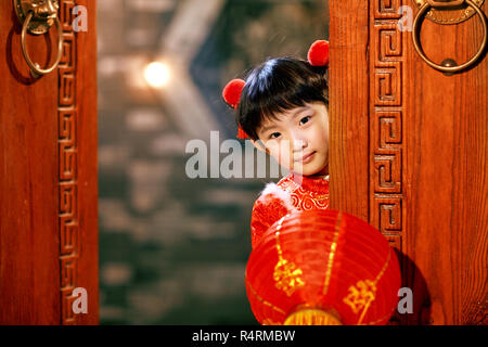 Happy little girl célébrant la nouvelle année Banque D'Images