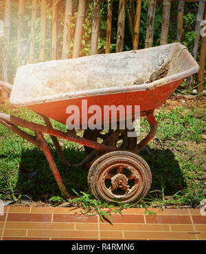 Panier mortier ciment pour la construction ou l'agriculture / l'ancien panier orange pour le béton de ciment dans l'arrière-cour Banque D'Images