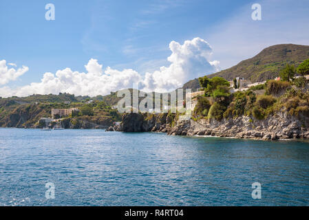 Bâtiments de la falaise de la côte de l'île de Lipari, iles Eoliennes, Italie Banque D'Images