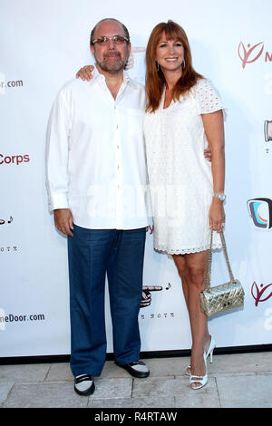 Moulin à eau, NY - 23 août : Jill Zarin (R) de 'The Real Housewives of New York City' et Bobby Zarin (L) assister à la musique de Mercy Corps bénéficier pour le Darfour à la Villa Toscane Hamptons le 23 août 2008 dans l'eau Mill, New York. (Photo par Steve Mack/S.D. Mack Photos) Banque D'Images