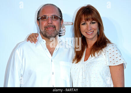 Moulin à eau, NY - 23 août : Jill Zarin (R) de 'The Real Housewives of New York City' et Bobby Zarin (L) assister à la musique de Mercy Corps bénéficier pour le Darfour à la Villa Toscane Hamptons le 23 août 2008 dans l'eau Mill, New York. (Photo par Steve Mack/S.D. Mack Photos) Banque D'Images