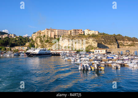 Matin vue de port dans la ville de Tropea en Calabre, Italie Banque D'Images