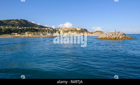 Matin vue de port dans la ville de Tropea en Calabre, Italie Banque D'Images