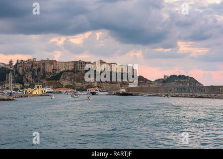 Soir vue de port dans la ville de Tropea en Calabre, Italie Banque D'Images