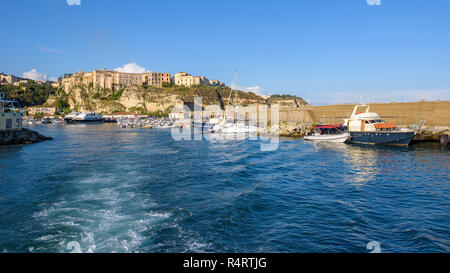 Matin vue de port dans la ville de Tropea en Calabre, Italie Banque D'Images