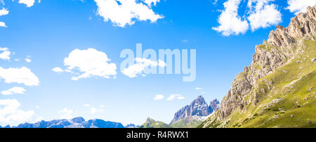 Ciel bleu sur les montagnes des Dolomites en Italie Banque D'Images