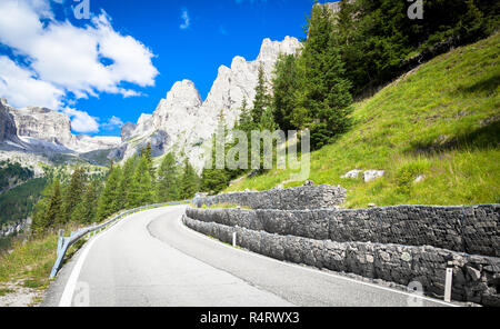 Route de montagne dans la région des Dolomites - Italie Banque D'Images