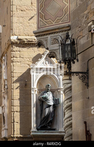 San Matteo statue en bronze (1420 ca.), de Lorenzo Ghiberti, sur le créneau de l'extérieur de l'église Orsanmichele à Florence, Italie. Banque D'Images