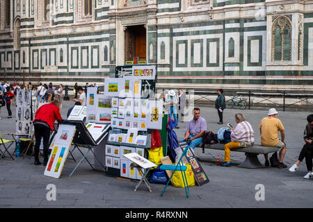 Vente d'artistes travaillent à l'extérieur du Duomo, Florence, Italie. Banque D'Images