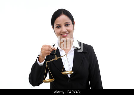 Young business woman holding l'échelle de la justice Banque D'Images