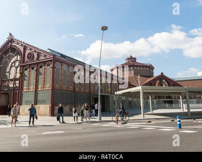 Barcelone, Espagne - 17 octobre 2018 : Sant Antoni de marché public, où les habitants d'acheter de la nourriture pour les fabricants de vêtements. Créé en 1882, il est fait de fer et Banque D'Images