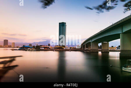 Ras Al Khaimah, Émirats arabes unis - 27 novembre 2018 : Ras Al Khaimah creek sur une soirée calme, le centre-ville d'un émirat du nord de l'Ara Banque D'Images