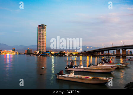 Ras Al Khaimah, Émirats arabes unis - 27 novembre 2018 : Ras Al Khaimah creek sur une soirée calme, le centre-ville d'un émirat du nord de l'Ara Banque D'Images