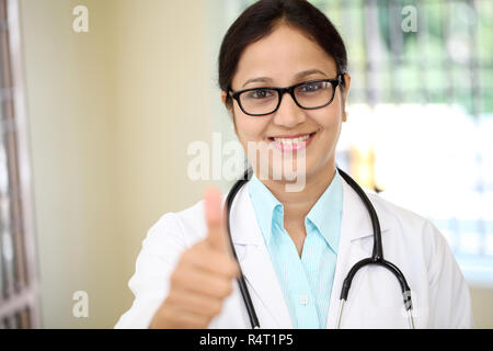 Jeune femme médecin geste showing Thumbs up Banque D'Images
