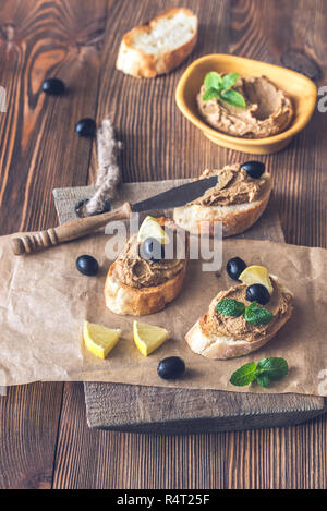 Toasts avec le pâté de foie de poulet Banque D'Images