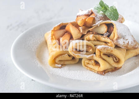 Des crêpes avec des tranches de pomme Banque D'Images