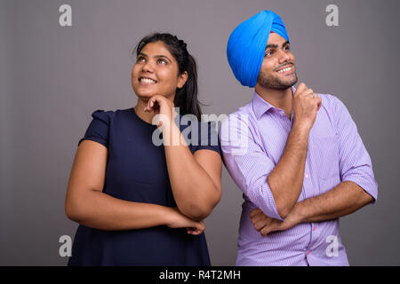 Young happy couple indien ensemble la réflexion et la recherche de Banque D'Images