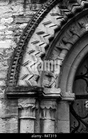 Détail de la porte ouest de St Jean le Baptiste, Burford, Oxfordshire Banque D'Images