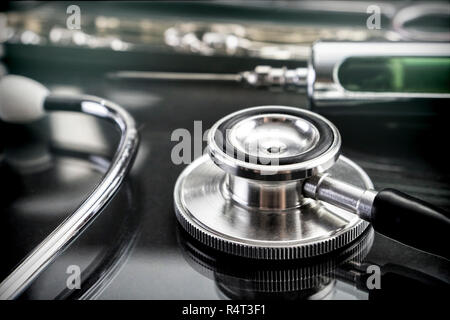 Stéthoscope à côté de seringue de métal dans un laboratoire, conceptual image Banque D'Images