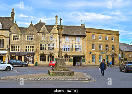 Le Kings Arms public house et l'hôtel, est un ancien relais de poste sur la place principale de Stow-on-the-Wold,Cotswolds Gloucestershire, Banque D'Images