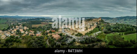 Vue aérienne de la ville fortifiée et le château de Gradara à Marche Italie destination du bien conservé des murs doubles et château Banque D'Images