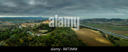 Vue aérienne de la ville fortifiée et le château de Gradara à Marche Italie destination du bien conservé des murs doubles et château Banque D'Images