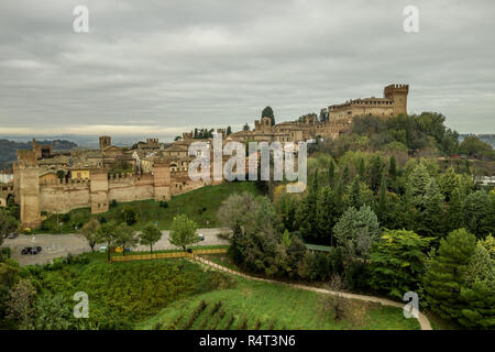 Vue aérienne de la ville fortifiée et le château de Gradara à Marche Italie destination du bien conservé des murs doubles et château Banque D'Images