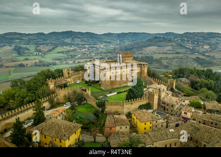Vue aérienne de la ville fortifiée et le château de Gradara à Marche Italie destination du bien conservé des murs doubles et château Banque D'Images