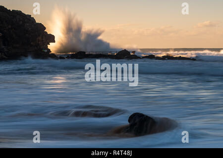 Lever du soleil à North Beach avec Curl Curl énorme houle et des vagues. Banque D'Images