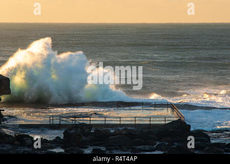 Lever du soleil à North Beach avec Curl Curl énorme houle et des vagues. Banque D'Images