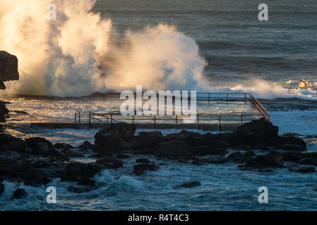 Lever du soleil à North Beach avec Curl Curl énorme houle et des vagues. Banque D'Images