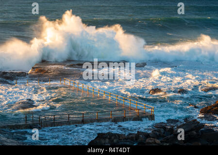 Lever du soleil à North Beach avec Curl Curl énorme houle et des vagues. Banque D'Images