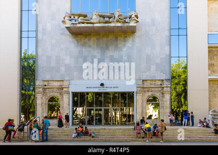 La Havane, Cuba. Personnes debout et assis devant le Museo Nacional de Bellas Artes, Musée National des Arts du Canada. Banque D'Images