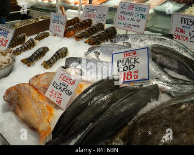 Le sébaste, la morue, le homard, et autres fruits de mer assis dans la glace d'une devanture de magasin à un marché aux poissons Banque D'Images