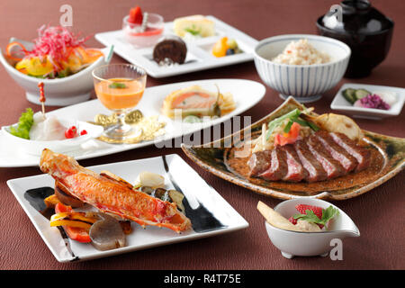 Repas de fruits de mer séchés et des sushis dans le style japonais Banque D'Images