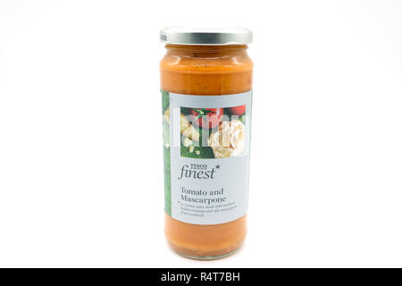 Largs, Ecosse, Royaume-Uni - 22 novembre 2018 : un pot de mascarpone et tomate de marque Tesco sauce en pot recyclable en verre avec la UK gu Banque D'Images