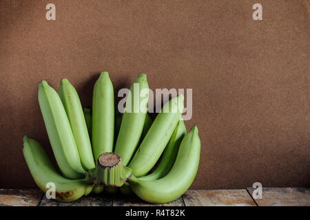 Les bananes sur le vieux bois. Banque D'Images