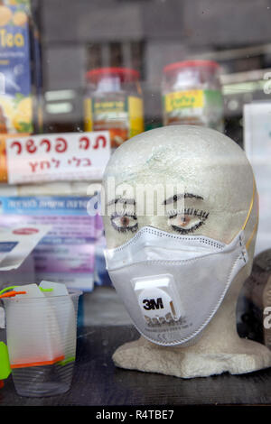 Masque 3M sur la tête factice en vitrine en Israël Banque D'Images