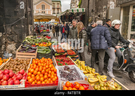 Jardiniers stall près de Porta Nolana, Mercato di Porta Nolana trimestre, Naples, Campanie, Italie Banque D'Images