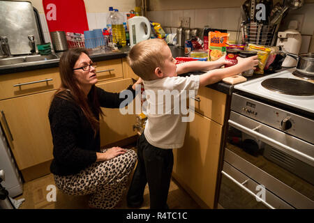 Tony Lee, une famille dans le besoin, l'homme est pris en charge par des bénévoles à la banque alimentaire d'Arnold - Qhotels Baptist Church's food store à Nottingham et fourni avec un don de nourriture pour sa famille. Banque D'Images