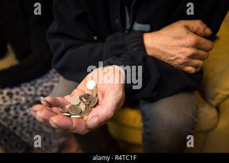 Tony Lee, une famille dans le besoin, l'homme est pris en charge par des bénévoles à la banque alimentaire d'Arnold - Qhotels Baptist Church's food store à Nottingham et fourni avec un don de nourriture pour sa famille. Banque D'Images