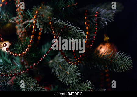 Belle decorated Christmas Tree. Arbre de noel background Banque D'Images