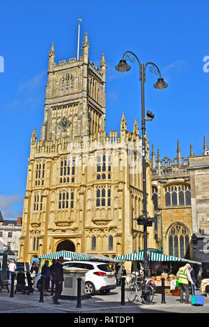 L'église paroissiale de St Jean le Baptiste regarde vers le bas sur le marché du samedi matin dans le centre-ville de Cirencester dans les Cotswolds, en Angleterre. Banque D'Images