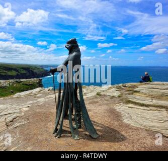 Le Roi Arthur une sculpture en bronze de 8 pi par artiste Rubin Eynon, nommé Gallos Cornish mot pour pouvoir, château de Tintagel péninsulaire de l'île Cornwall,Angleterre,,UK Banque D'Images