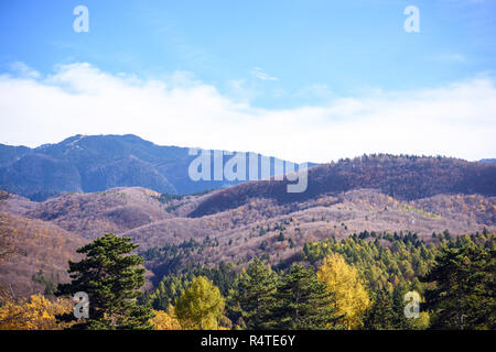 Montagnes paysage à la lumière du jour. Tourné à partir de la Citadelle de Rasnov. Beautés de la Roumanie Banque D'Images