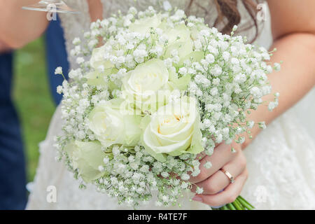 Image de mariage bouquet dans les mains de la mariée Banque D'Images