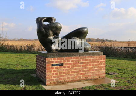 'Orientation Figure : paquets' (1969) par Henry Moore, Snape Maltings, Suffolk, East Anglia, Angleterre, Grande-Bretagne, Royaume-Uni, UK, Europe Banque D'Images