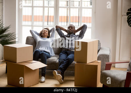 Calme African American couple penché en arrière sur la table Banque D'Images
